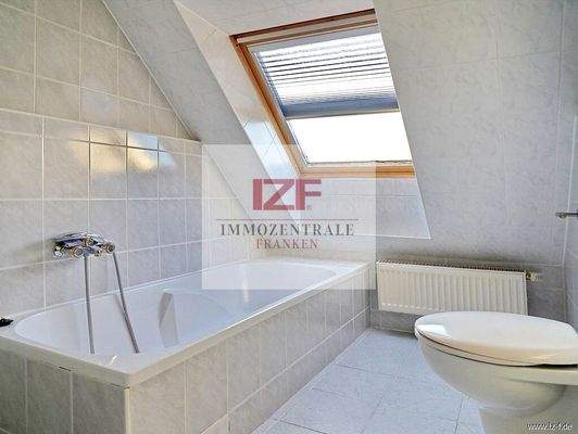 Tageslichtbad mit Wanne