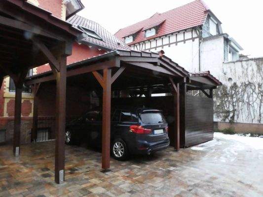 Carport im Hof