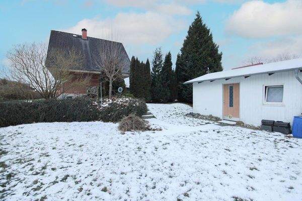 Hauptgebäude und Nebengebäude