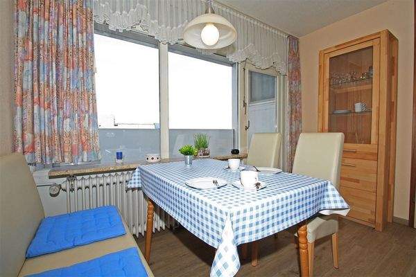 Wohnzimmer Essbereich am Fenster