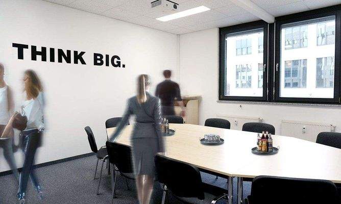 Konferenzraum mit Beamer