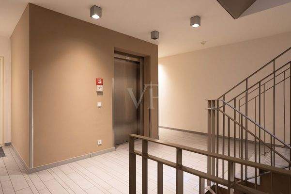 Hausflur mit Fahrstuhl