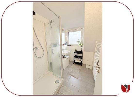 Saniert: Duschbad mit Fenster