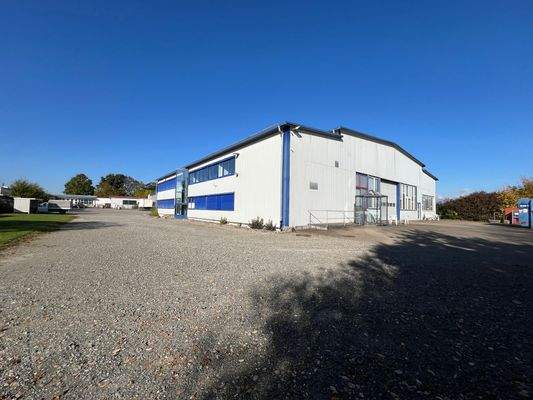 Bestand mit Rolltor und Rangierflächen