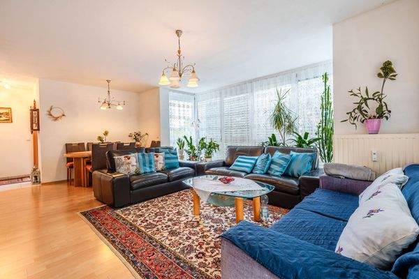 Großzügiger Wohn- und Essbereich mit