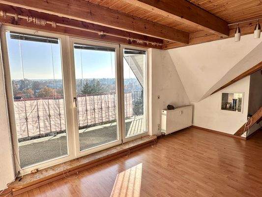 Wohnbereich mit Zugang zum Balkon