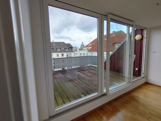 Wohnzimmer mit Blick auf die Dachterrasse