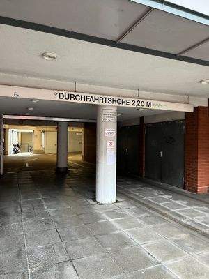 Zufahrt, abgesichert durch ein Rolltor