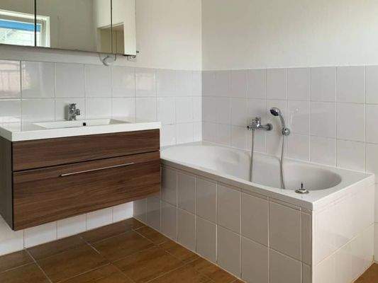 mit Dusche und Badewanne