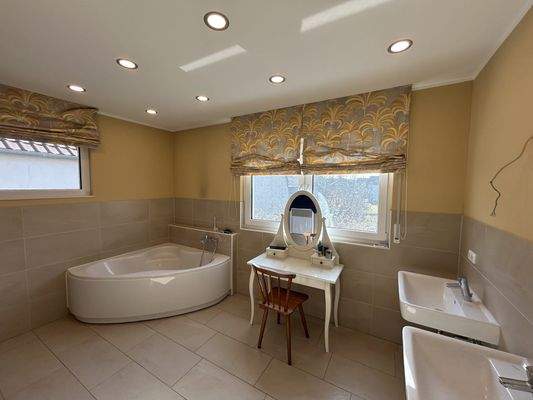 exklusives Badezimmer OG