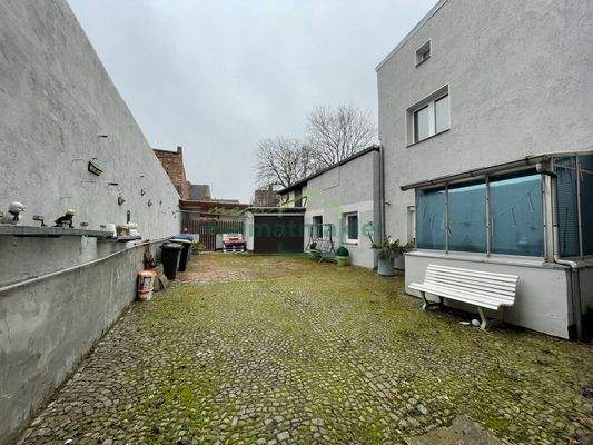 Innenhof - Blick Richtung Garage