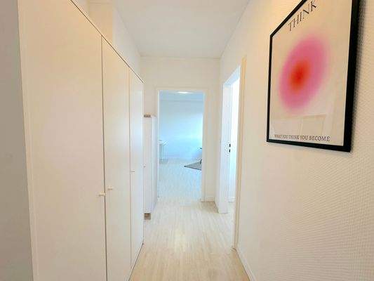 Heller Flur mit Kunstwerk