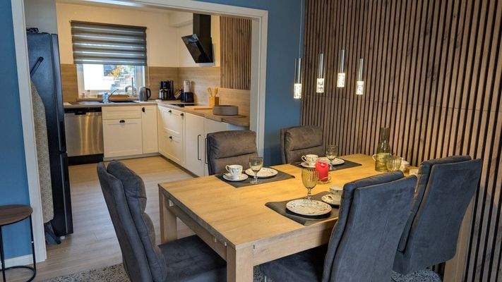 Essbereich mit Zugang zur Küche