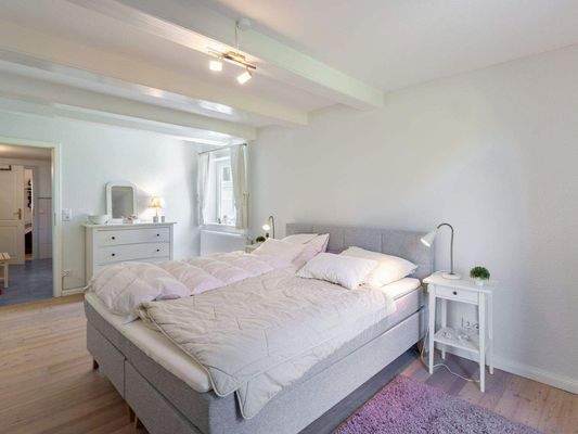 Schlafzimmer mit Blick zu Duschbad