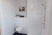 Modern gefliestes Bad mit bodengleicher Dusche
