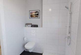 Modern gefliestes Bad mit bodengleicher Dusche