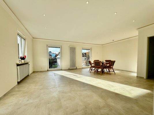 lichtdurchflutetes Wohnzimmer