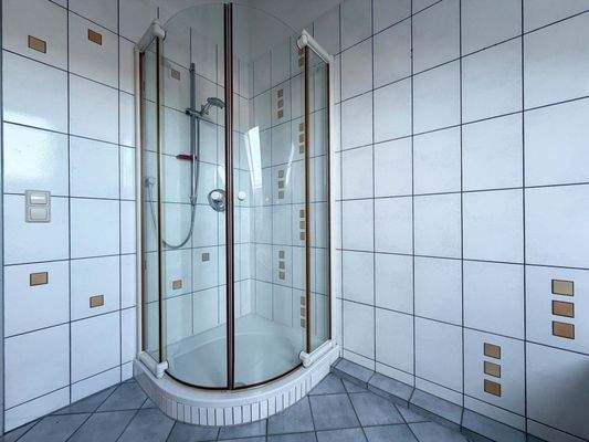 Badezimmer: Komfortable Dusche für den frischen Start in den Tag