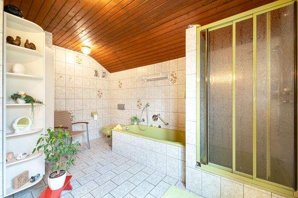 Familienbad mit Badewanne und Dusche