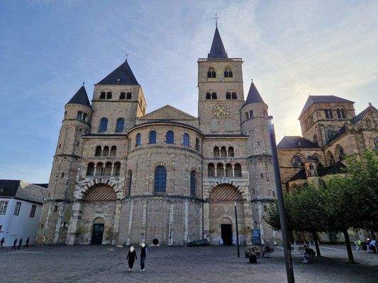 Frontansicht Trierer Dom.jpg