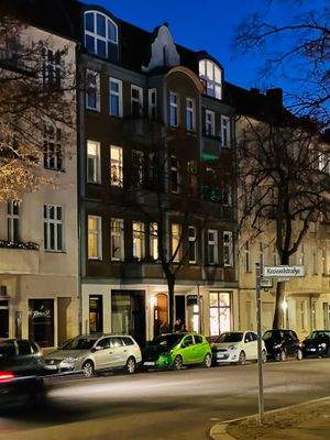 Gebäudeansicht bei Nacht