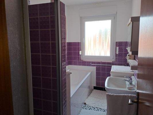 2. Bad mit Dusche und Wanne