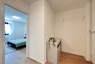 Helles Schlafzimmer mit Flur