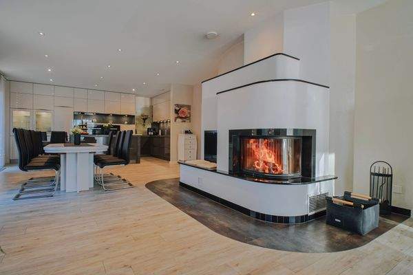 Wohn- und Essbereich mit Kamin