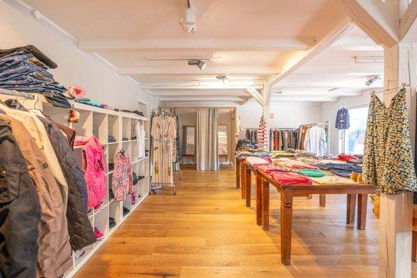 Ladenfläche mit Umkleiden (2024).jpg