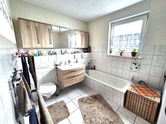 Badezimmer mit Wannenbad.jpg