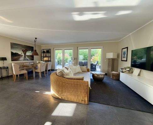 Grosszügiger Wohn- und Essbereich mit Zugang zur T