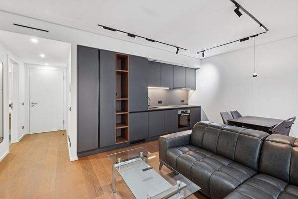 Wohn-und Essbereich mit offener Designküche