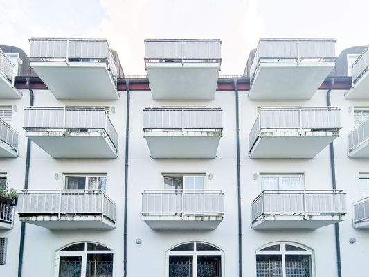 Hausansicht vorn mit Balkonen