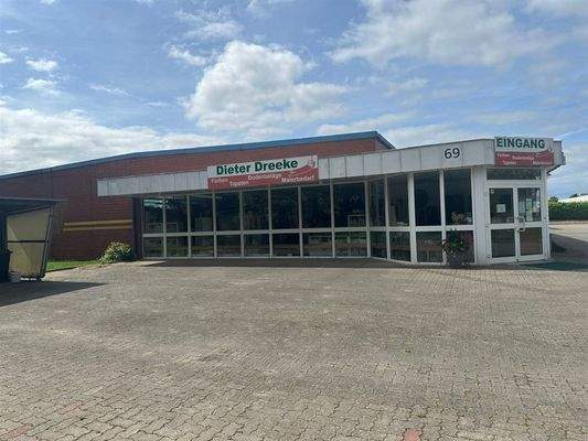 Frontansicht mit viel Glas