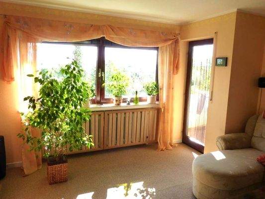 Wohnzimmer mit Zugang zum Balkon