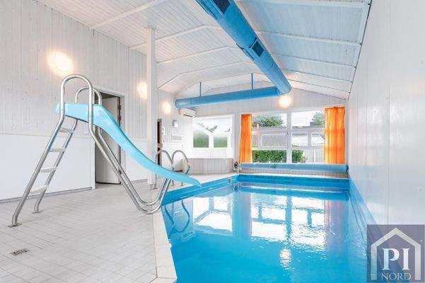 Pool mit Kinderrutsche