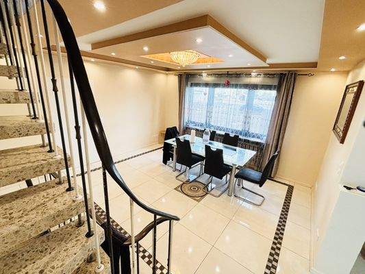 Sicht auf Eingangshalle im EG