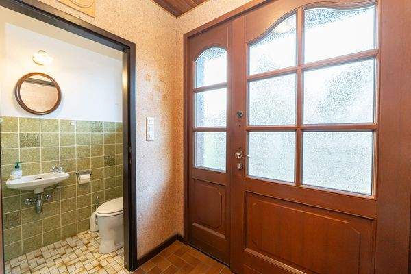 Haustür und Gäste WC