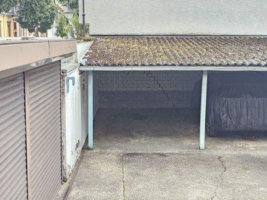 Carport im Hof