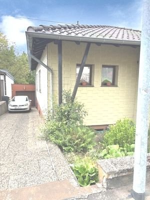 Einfahrt mit Garage