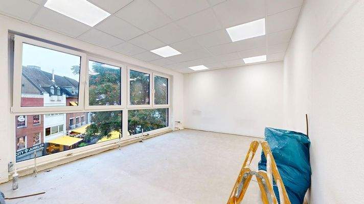 viel Tageslicht durch große Fenster