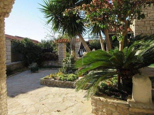 Eine mediterrane Bepflanzung ziert den Garten