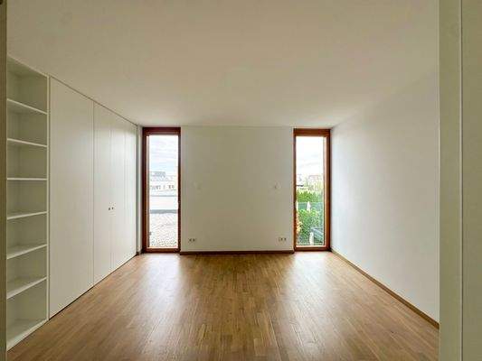 Großzügiges Schlafzimmer