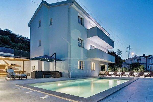 Sonniger Pool mit Beleuchtung und Sonnendeck