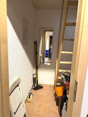Abstellraum mit Zugang zum Raum über der Wohnung