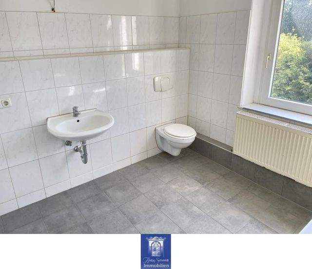 Gepflegte Wohnung mit Loggia, Blick ins Grüne und modernem Badezimmer! - Foto 4