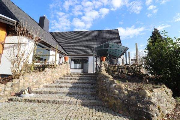 Treppe von der Terrasse zum Garten.JPG