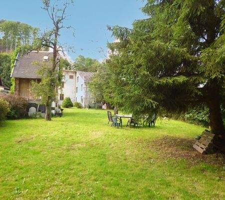 Blick vom Garten zum Haus