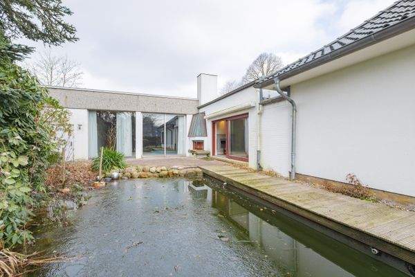 Gartenteich mit Blick aufs Poolhaus