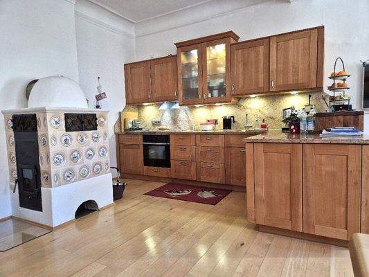 Einbauküche mit Kachelofen...